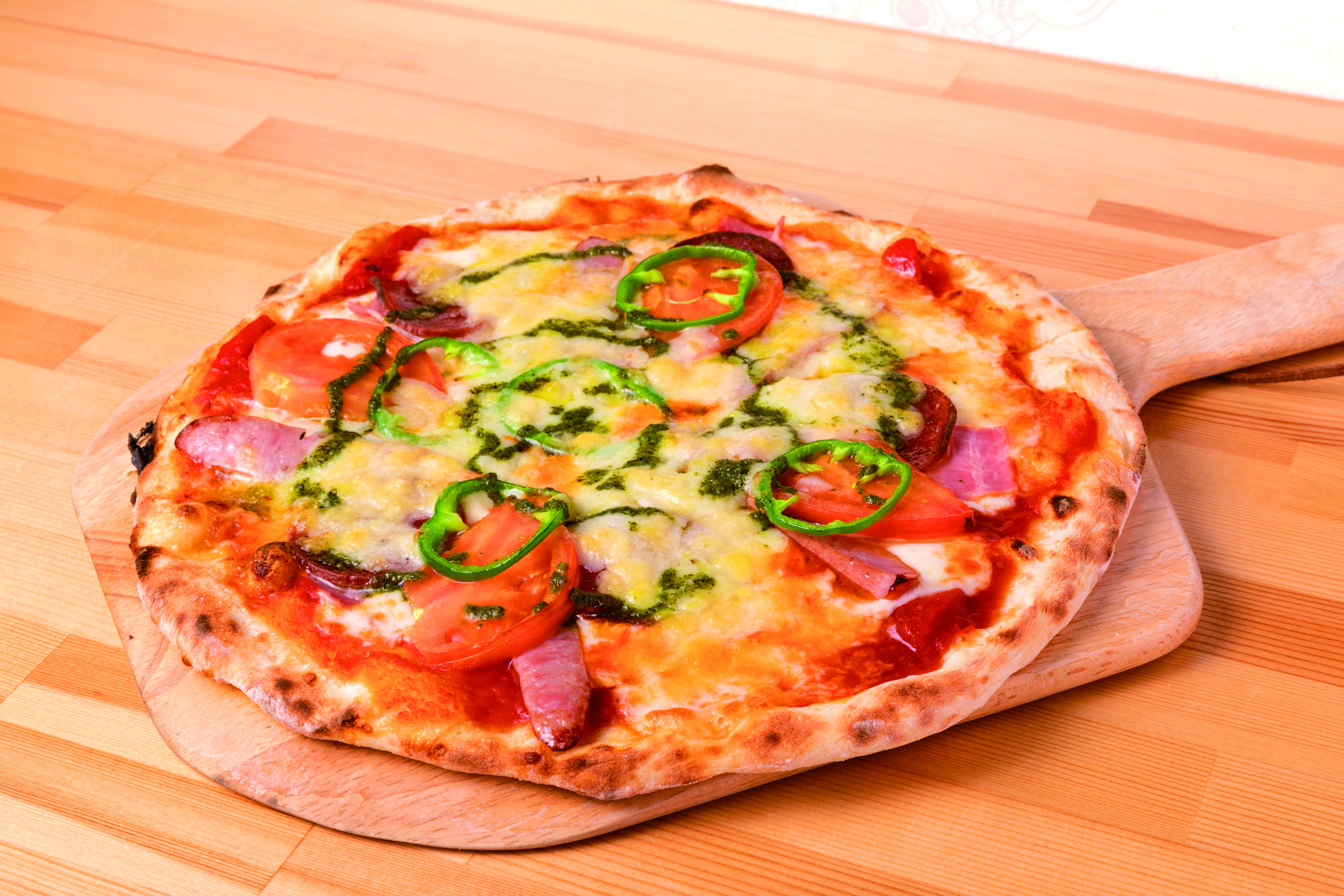 <p>◆MIXピザ◆<br />
ウィンナー・サラミ・ベーコン・トマト・たまねぎ・ピーマンと具材たっぷりの本格ピザ</p>
